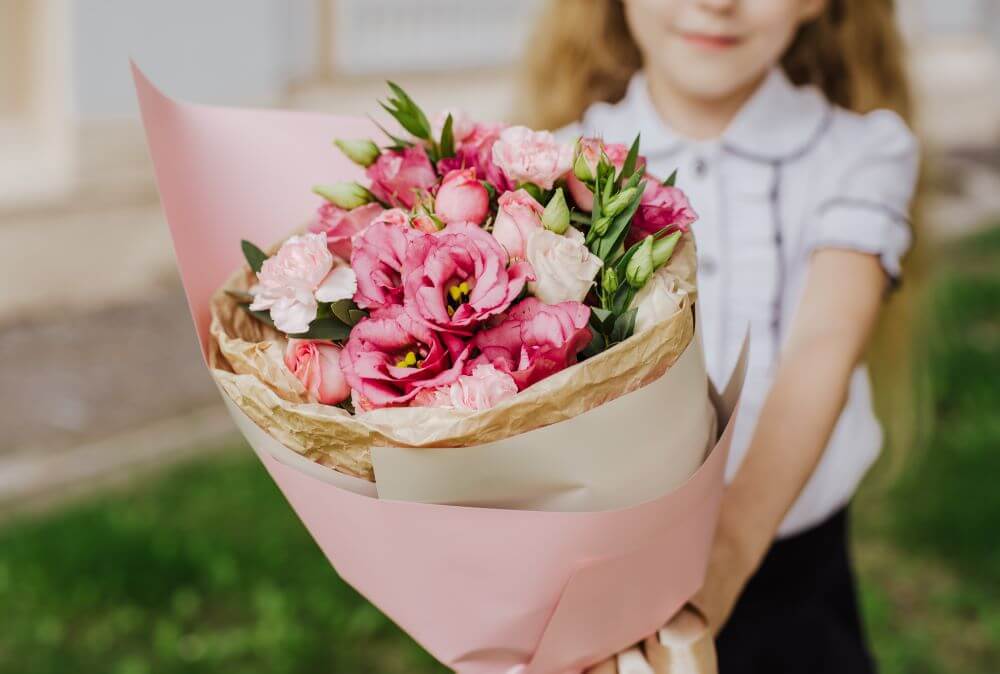 子どもがドライフラワーの花束を渡している