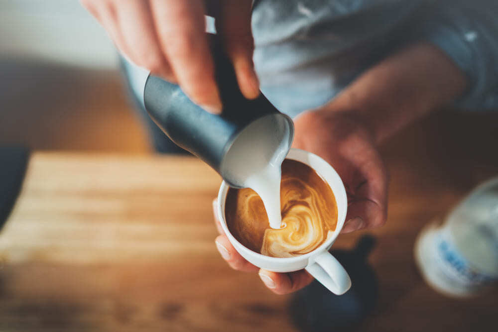 店員がコーヒーを淹れる
