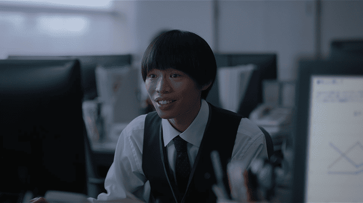WEB招待状ヨブナラCM画像⑥質問に答える若手社員