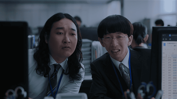 WEB招待状ヨブナラCM画像⑧ 質問する同僚二人