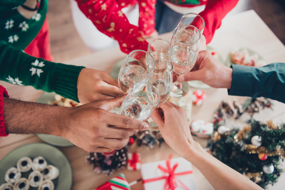 クリスマスパーティーイベントで乾杯している様子