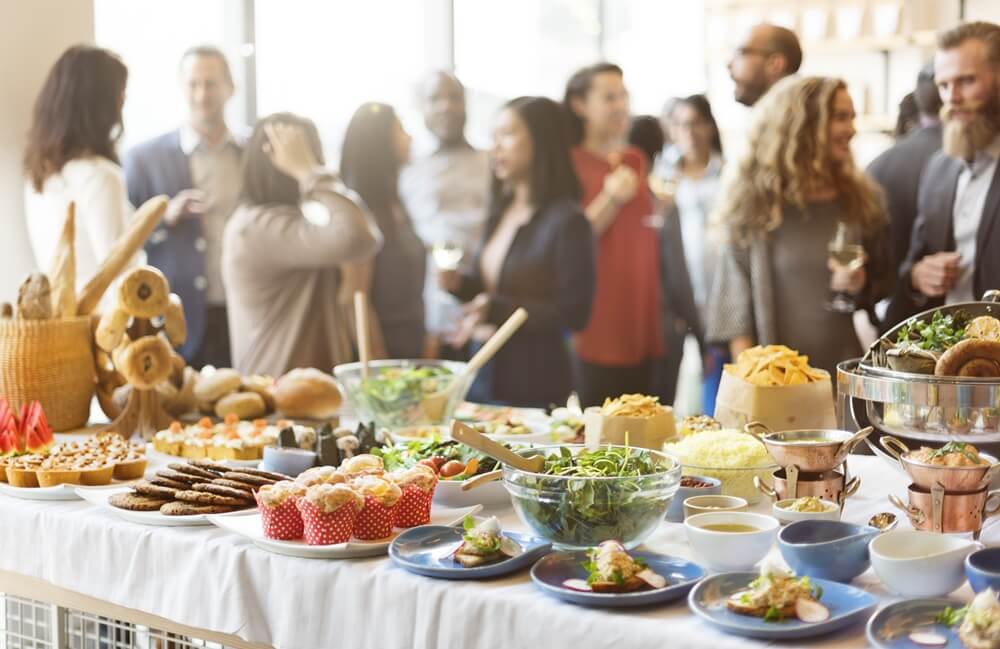 春イベントパーティーで、料理を前に談笑している様子